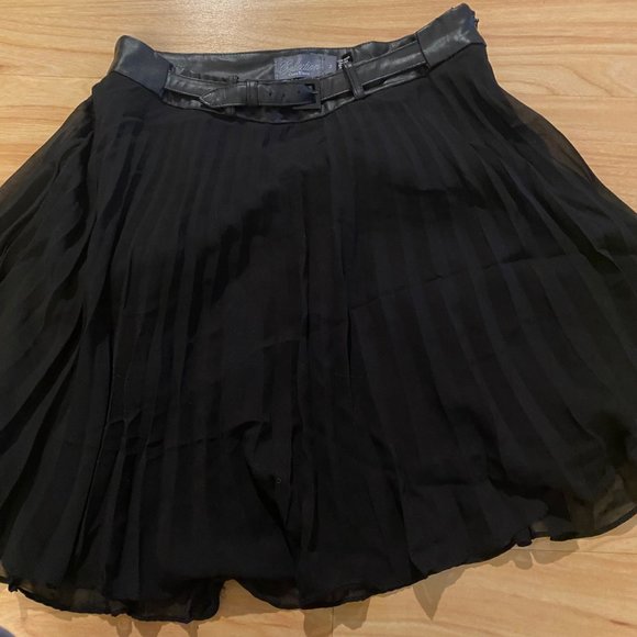 Costa Blanca Black Pleated Skirt with Pleather Belt Size 2 - Picture 4 of 5